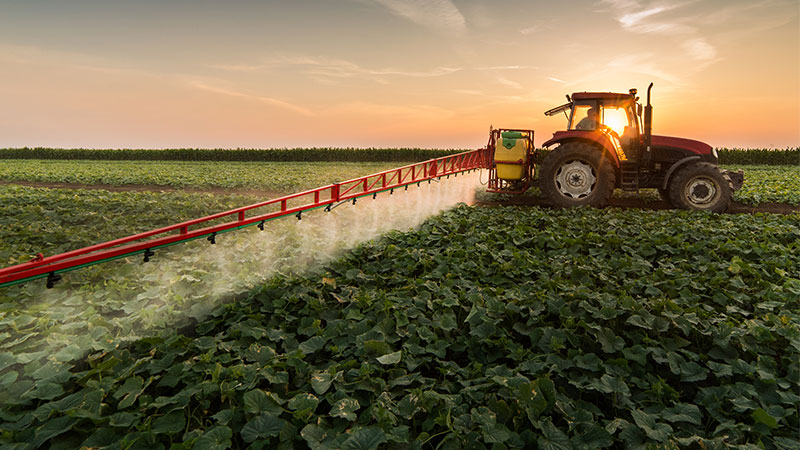 gtrattore che sta diserbando in campo